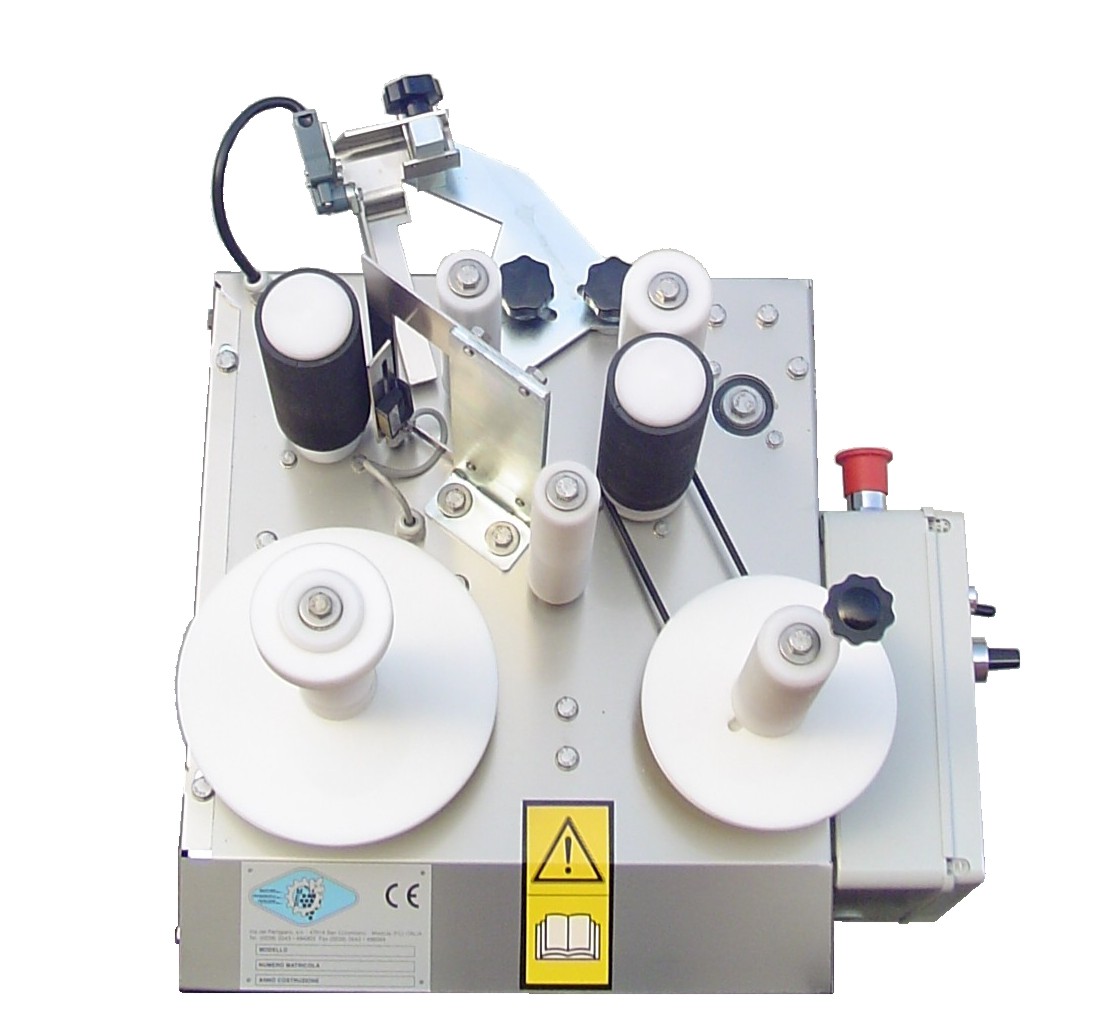 Labelling machine for wine and oil bottles