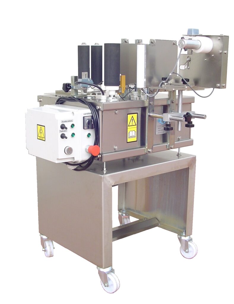 Labelling machine for wine and oil bottles